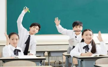 英语自我介绍大学生作文5篇